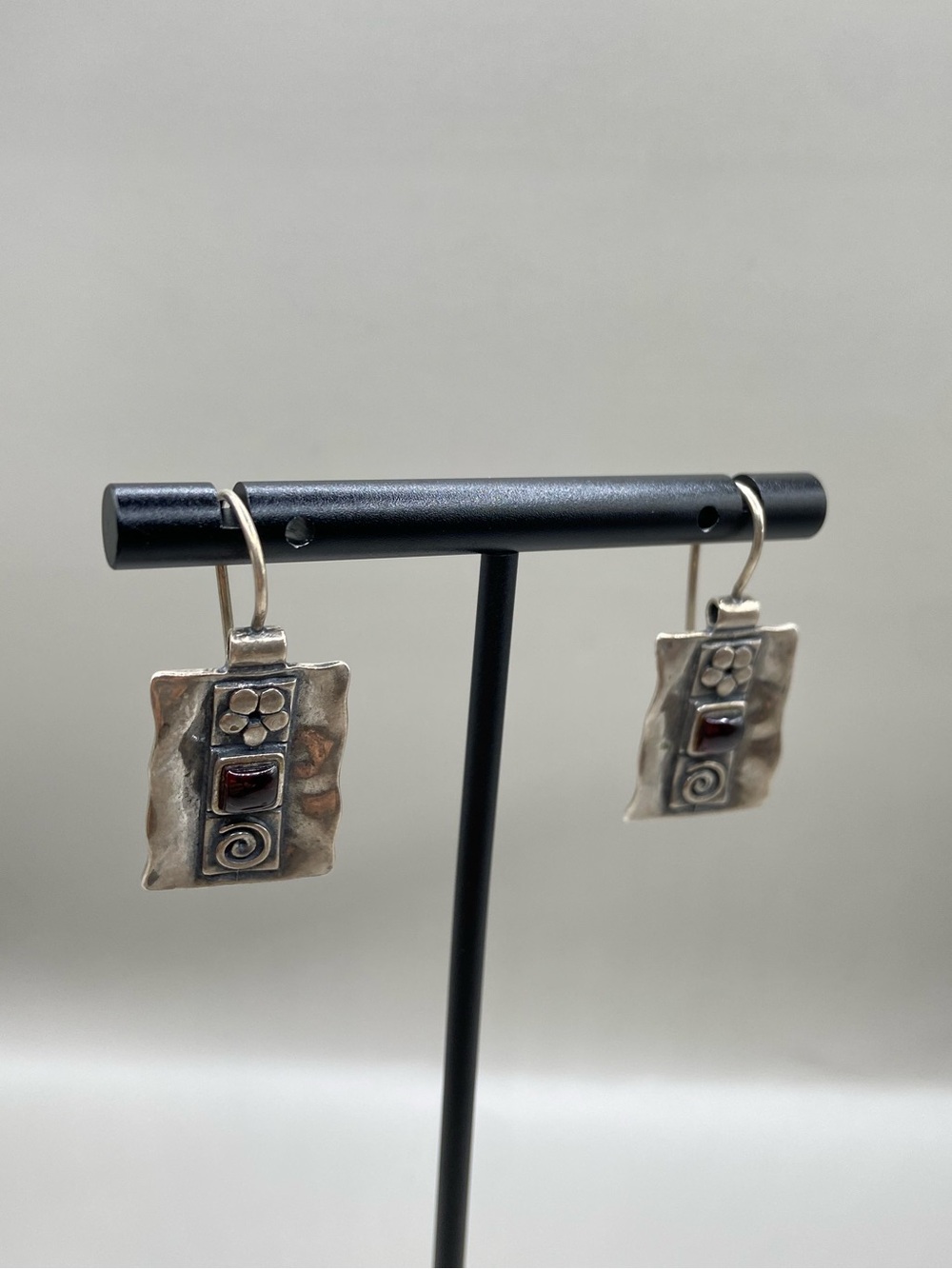 Vintage Silpada Sterling Silver Flower Garnet Swirl Hammered Earrings W0947 - Picture 2 of 5